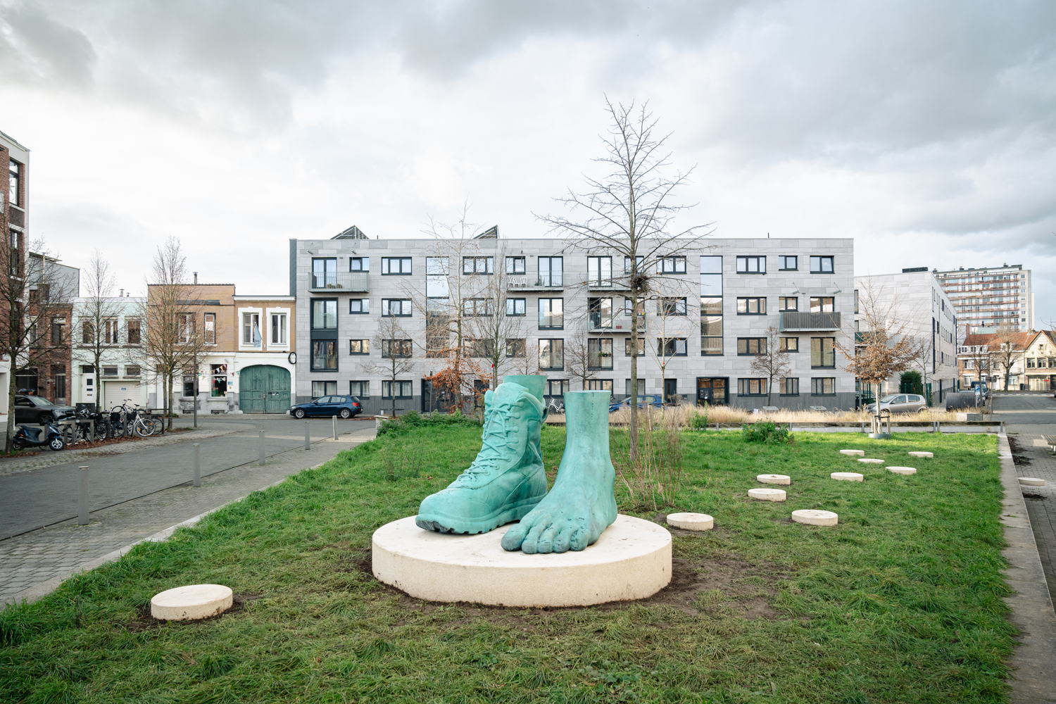 Guy Woueté, De pied à pied   (2024) © Guy Woueté – Collectie Kunst in de Stad - Foto: Tom Cornille