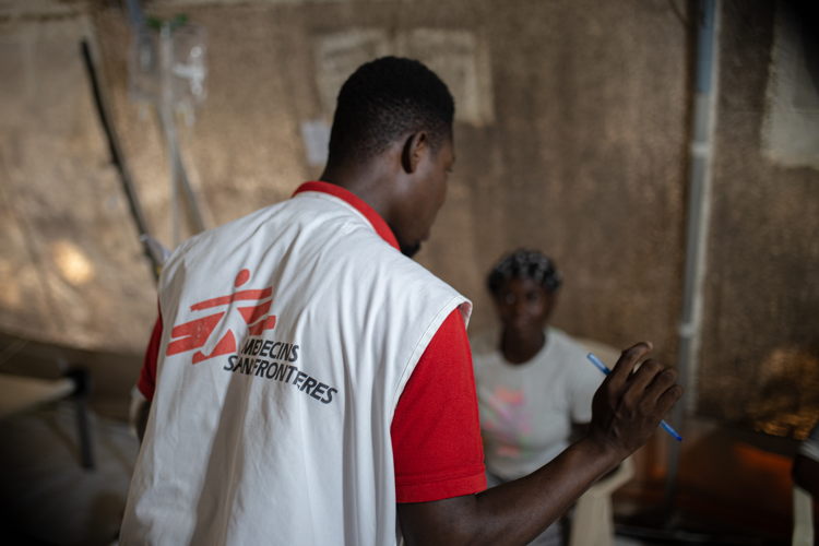 Haiti CTC Turgeau – MSF Health Promoter Jose informs patients about cleaning practices to avoid the contagion of the disease. Raising awareness about protective measures is key to prevent the spread of the disease. Copyright : MSF/Alexandre Marcou 