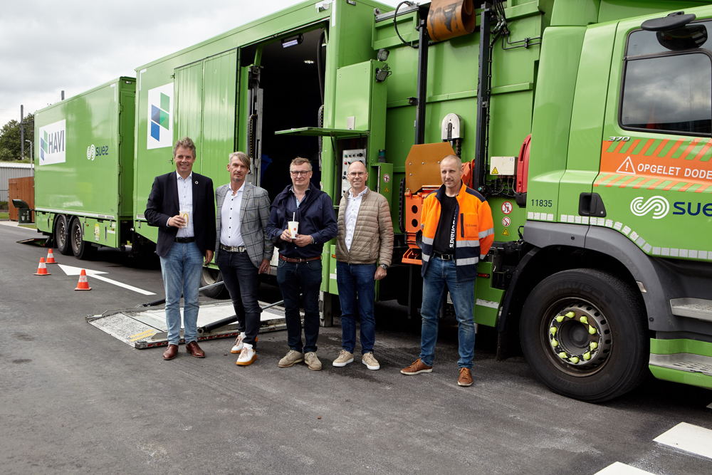 Burgemeester Jan Vermeulen en franchisenemer Nico De Saedeleer voor de Green Truck van McDonald's