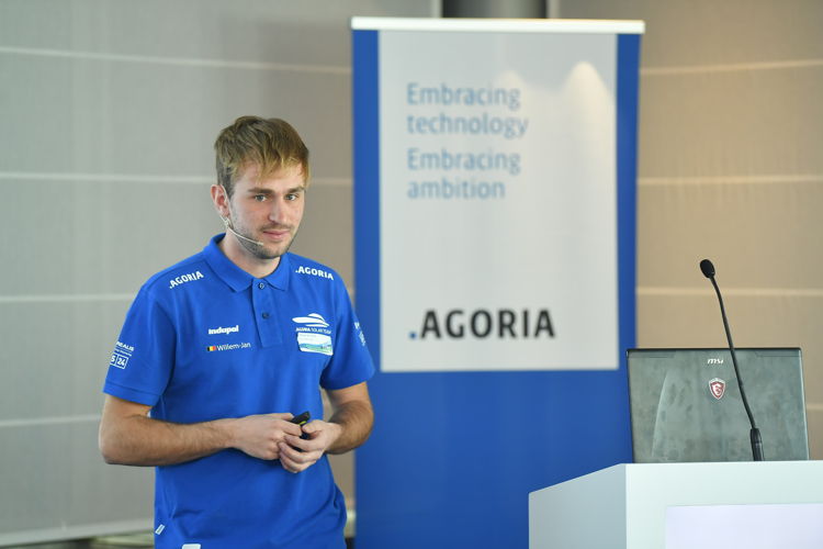 Willem-Jan, teamleider van het Belgische Solar Team, spreekt het publiek toe