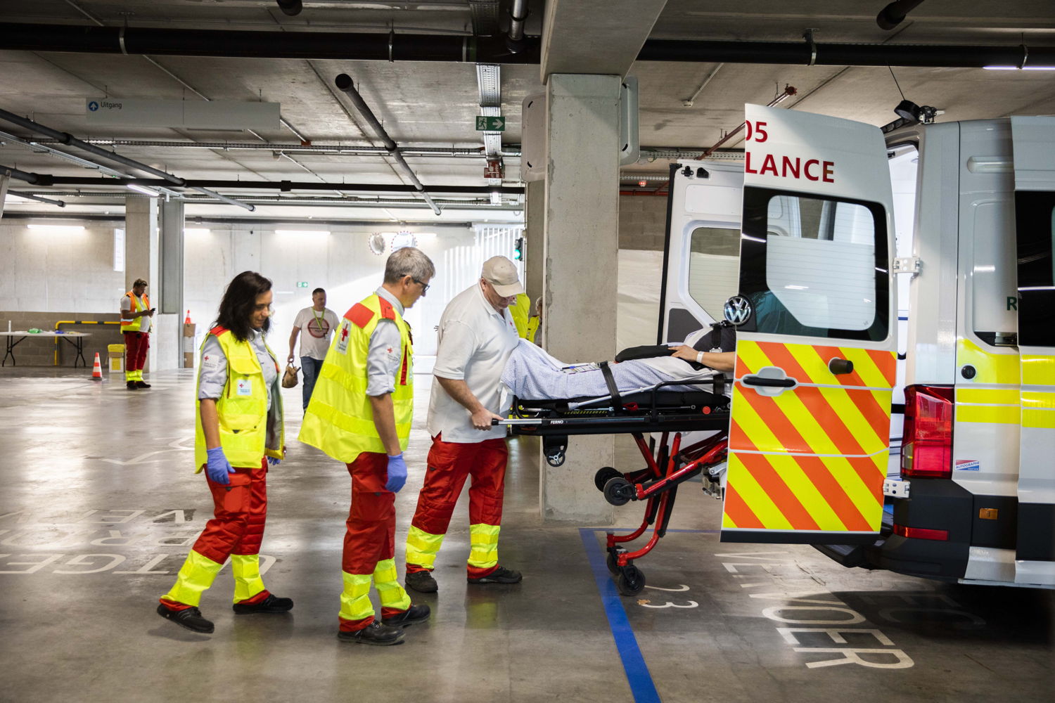 Medewerkers van Rode Kruis Vlaanderen halen een patiënt van ZNA Stuivenberg uit de ambulance in ZNA Cadix. (Foto: ZNA / Dirk Kestens)