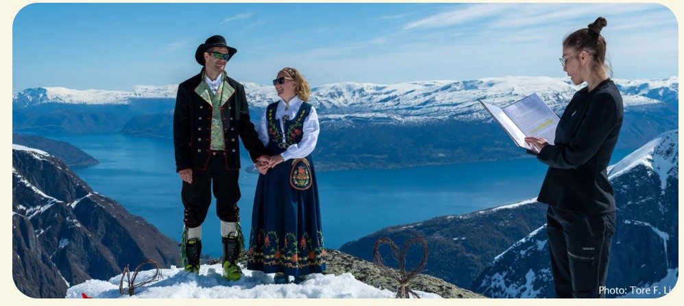 Trouw eens op een gletsjer met Humanist Weddings
