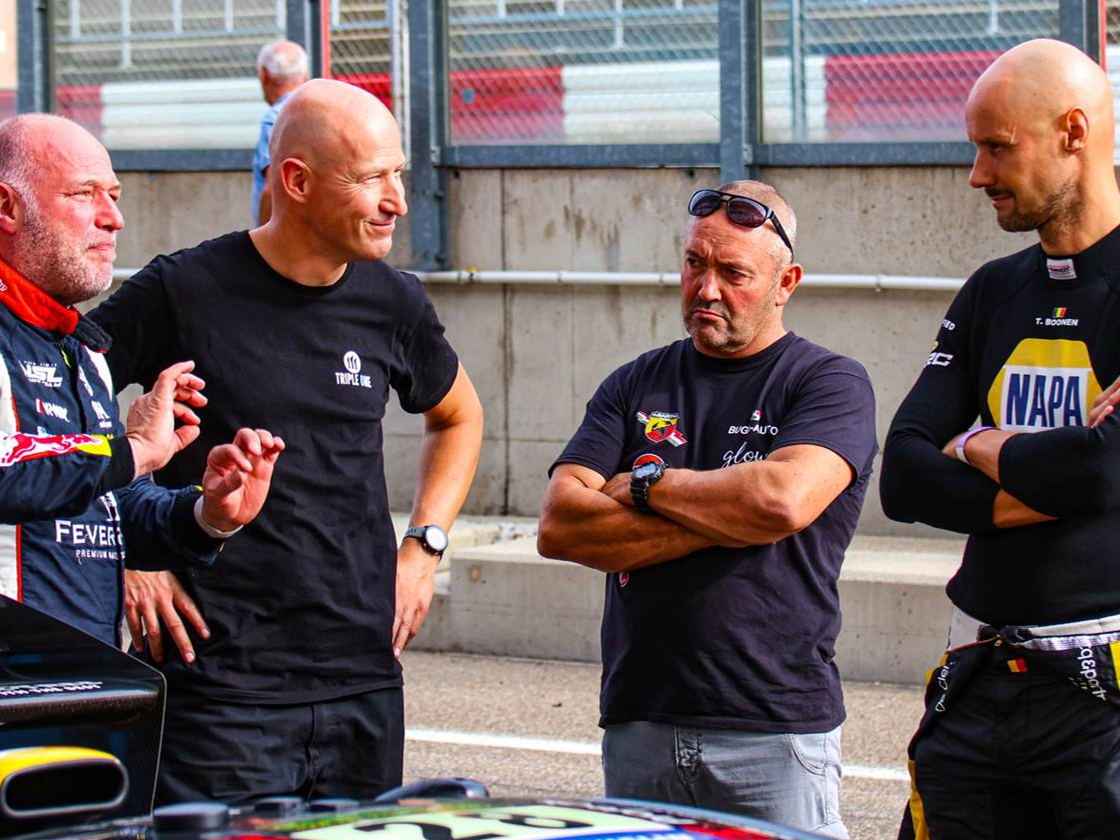 24U VAN ZOLDER: JET IMPORT EN RUSH DRIVERS COLLECTIVE STELLEN NIEUWE WAGEN VOOR MET FRED BOUVY & TOM BOONEN ACHTER HET STUUR