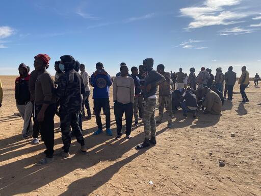 De jeunes hommes font la queue pour déjeuner sur le site d'accueil d'Assamaka, après avoir été expulsés d'Algérie © Mariama Diallo/MSF
