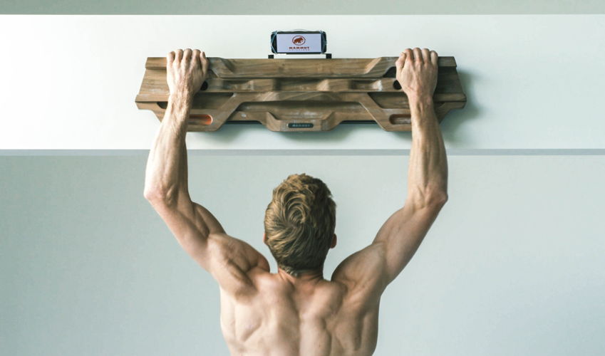 Jakob Schubert am Hangboard