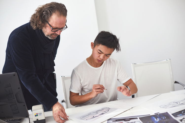 ŠKODA Chief Designer Oliver Stefani attends personally to the students at the ŠKODA Vocational School and contributes valuable advice.