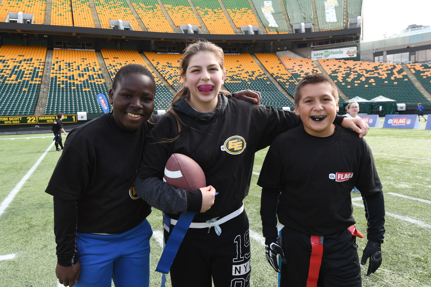 Participants du tournoi de flag-football de la LCF/NFL à Edmonton. Crédit : LCF