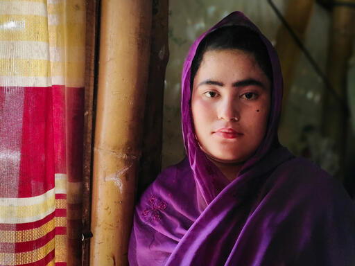 Sadeka, 18, is an orphan who grapples with the hardships of life in the camps supported only by her elder sister. Cox’s Bazar, Bangladesh, October 2023 © Sahat Zia Hero Sadeka, 18 ans, est orpheline. Elle vit avec sa grande sœur dans les camps de réfugiés de Cox’s Bazar, au Bangladesh. Cox’s Bazar, Bangladesh, octobre 2023 © Sahat Zia Hero