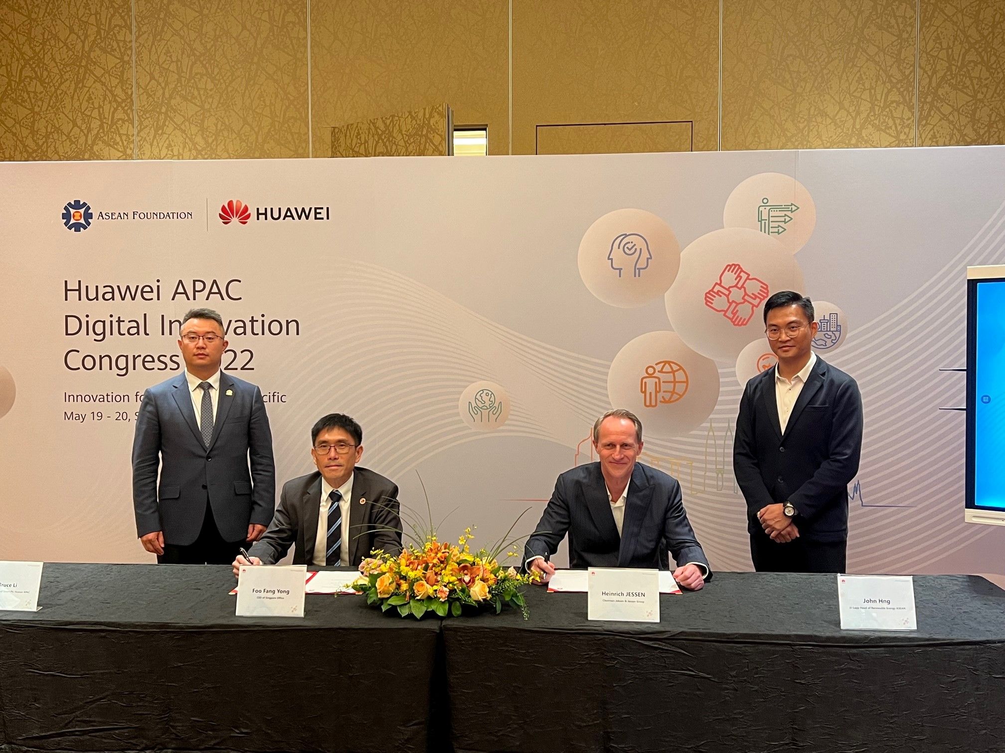 Signing of a Memorandum of Understanding between Heinrich Jessen, Chairman, Jebsen & Jessen Group, and Foo Fang Yong, CEO of Huawei International Pte Ltd. Signing of a Memorandum of Understanding between Heinrich Jessen, Chairman, Jebsen & Jessen Group, and Foo Fang Yong, CEO of Huawei International Pte Ltd.