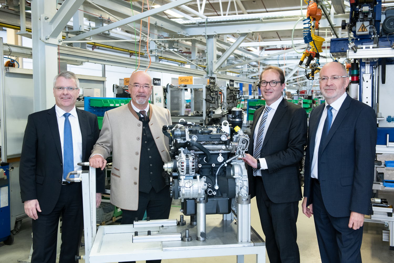 (v. l.) Bernd Krüper (CEO, Vorsitzender der Geschäftsleitung Motorenfabrik Hatz), Wolfram Hatz (Hauptgesellschafter und Beiratsvorsitzender Motorenfabrik Hatz), Alexander Dobrindt (Vorsitzender der CSU-Landesgruppe im Deutschen Bundestag, ehem. Bundesverkehrsminister),  Wilfried Riemann (COO, Geschäftsführer Motorenfabrik Hatz)