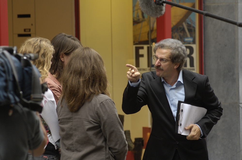 Acteur Tom Van Dyck als conservatieve maatschappelijke werker  Dirk Debeys in de ‘Humo liegt!’-filmpjes uit 2006