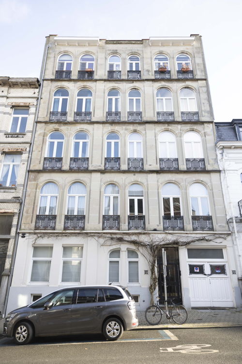 Brussels staatssecretaris voor Stedenbouw en Erfgoed Ans Persoons bezocht vandaag een gemoderniseerde historische lift die als inspiratie kan dienen voor andere Brusselse liften.