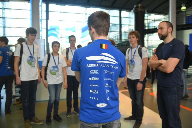 Teamlid spreekt jongeren toe van de Solar Olympics (evenement rond STEM projecten, georganiseerd door het Solar Team)