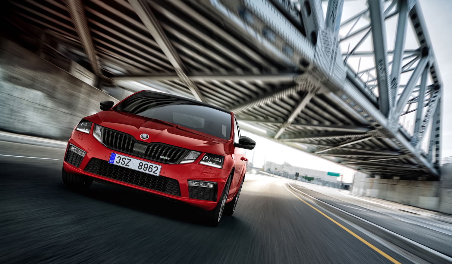 The new ŠKODA OCTAVIA RS 245 delivers 180 kW (245 PS) – this is 11 kW (15 PS) more than the previous top-of-the-range RS variant had to offer.