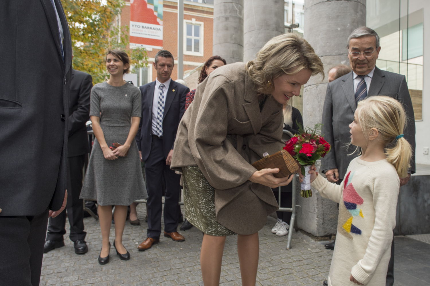 Koningin Mathilde neemt bloemen in ontvangst van Liv (4,5 jaar)
(c) Rudi Van Beek