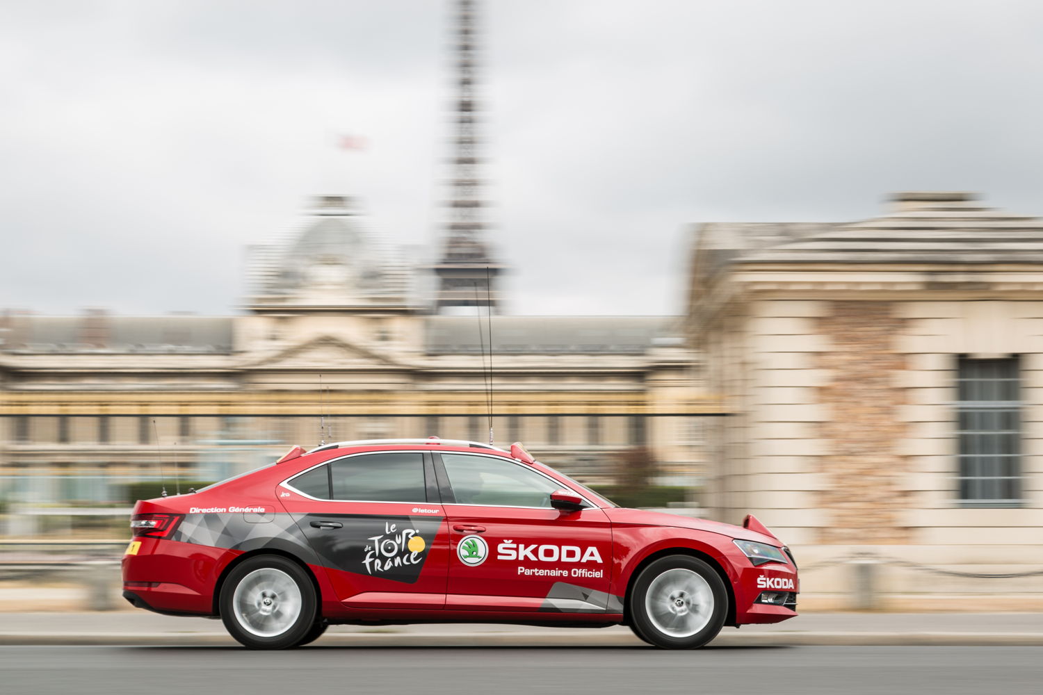 Once again, ŠKODA will be sending a vehicle fleet to the
cycling classic this year. The ŠKODA SUPERB will be
serving as the ‘Red Car’ – a mobile command centre for
Tour Director Christian Prudhomme.