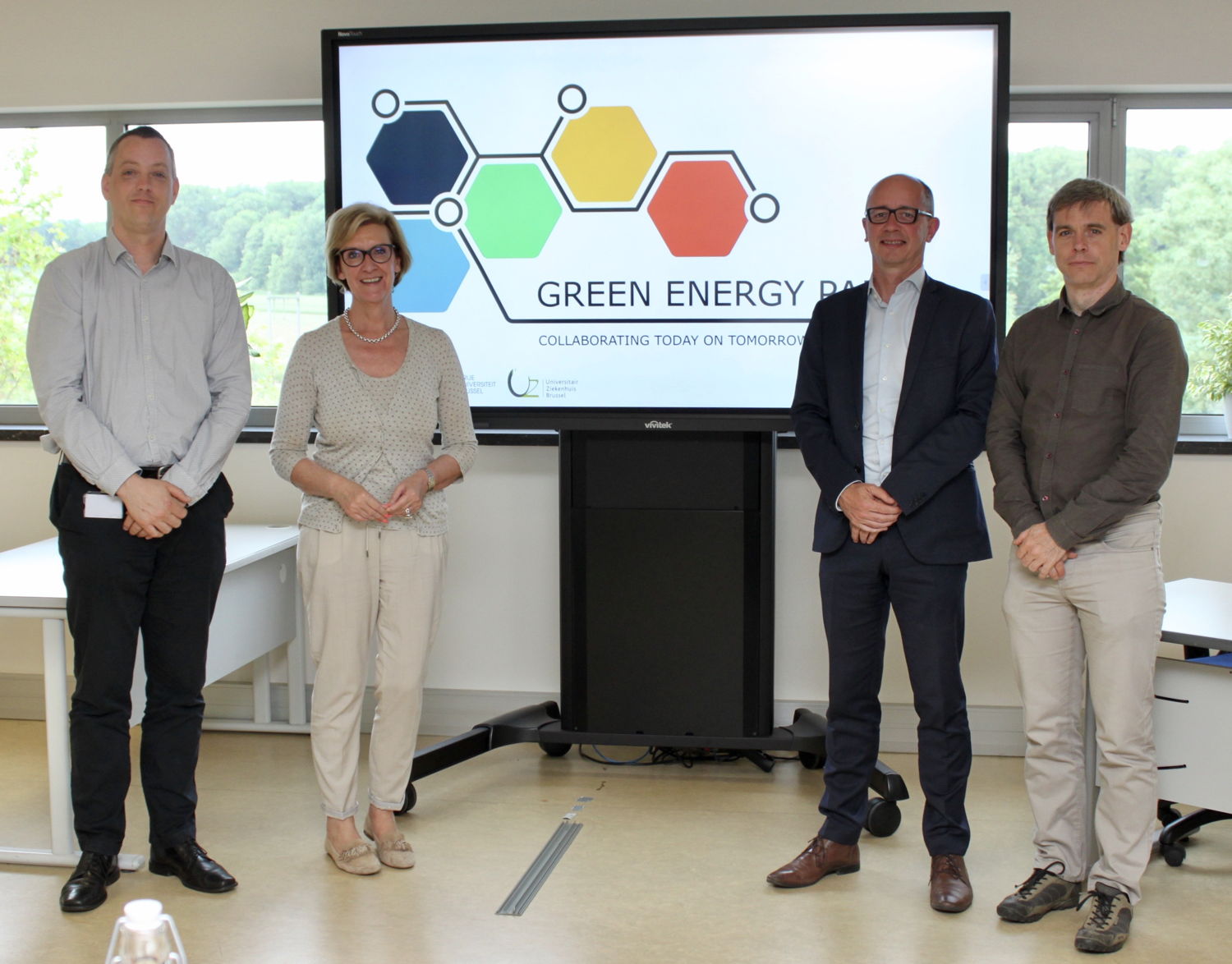 Op de foto (van links naar rechts): Jimmy Van Moer (Manager Energie en Technische Innovatie, UZ Brussel), Ann Schevenels (gedeputeerde voor economie, Provincie Vlaams-Brabant), Nic Van Craen (Algemeen beheerder, VUB) en Frederik Loeckx (Directeur, Flux 50).