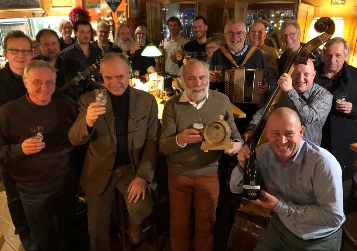 Voorzitter Frank Boon, Pierre Tilquin, Paul Girardin, Thomas Vandelanotte (Timmermans), Karel Goddeau (De Cam) en tal van geuzeliefhebbers feliciteerden de leden van Arjaun met hun award