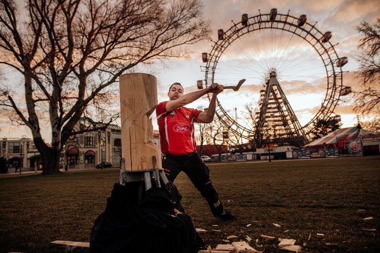 Vienne est prête pour STIHL TIMBERSPORTS® : l'athlète autrichien de haut niveau Armin Kugler au Standing Block Chop. Vienne est prête pour STIHL TIMBERSPORTS® : l'athlète autrichien de haut niveau Armin Kugler au Standing Block Chop.