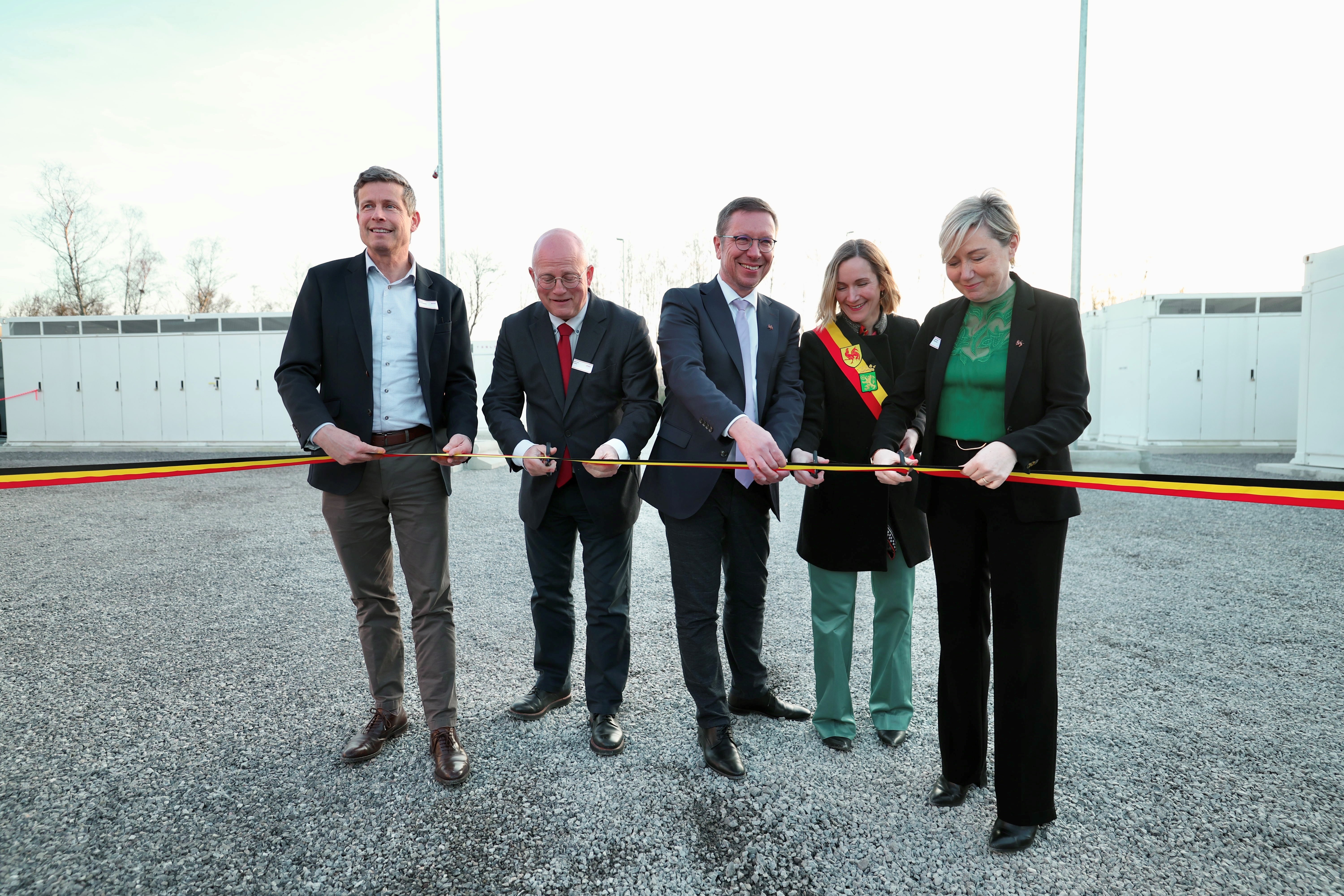 Vlnr.: Miguel De Schaetzen (CEO Eneco Wind Belgium), Jean-Luc Crucke, François Desquesnes, Virginie Kulawik (burgemeester Le Roeulx), Cécile Neven.