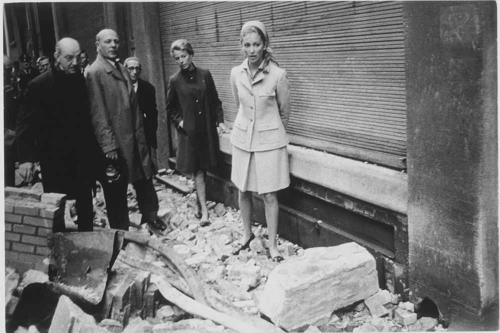 La princesse Paola se rend sur les lieux de la catastrophe après l'incendie d'un magasin bruxellois, 1967
