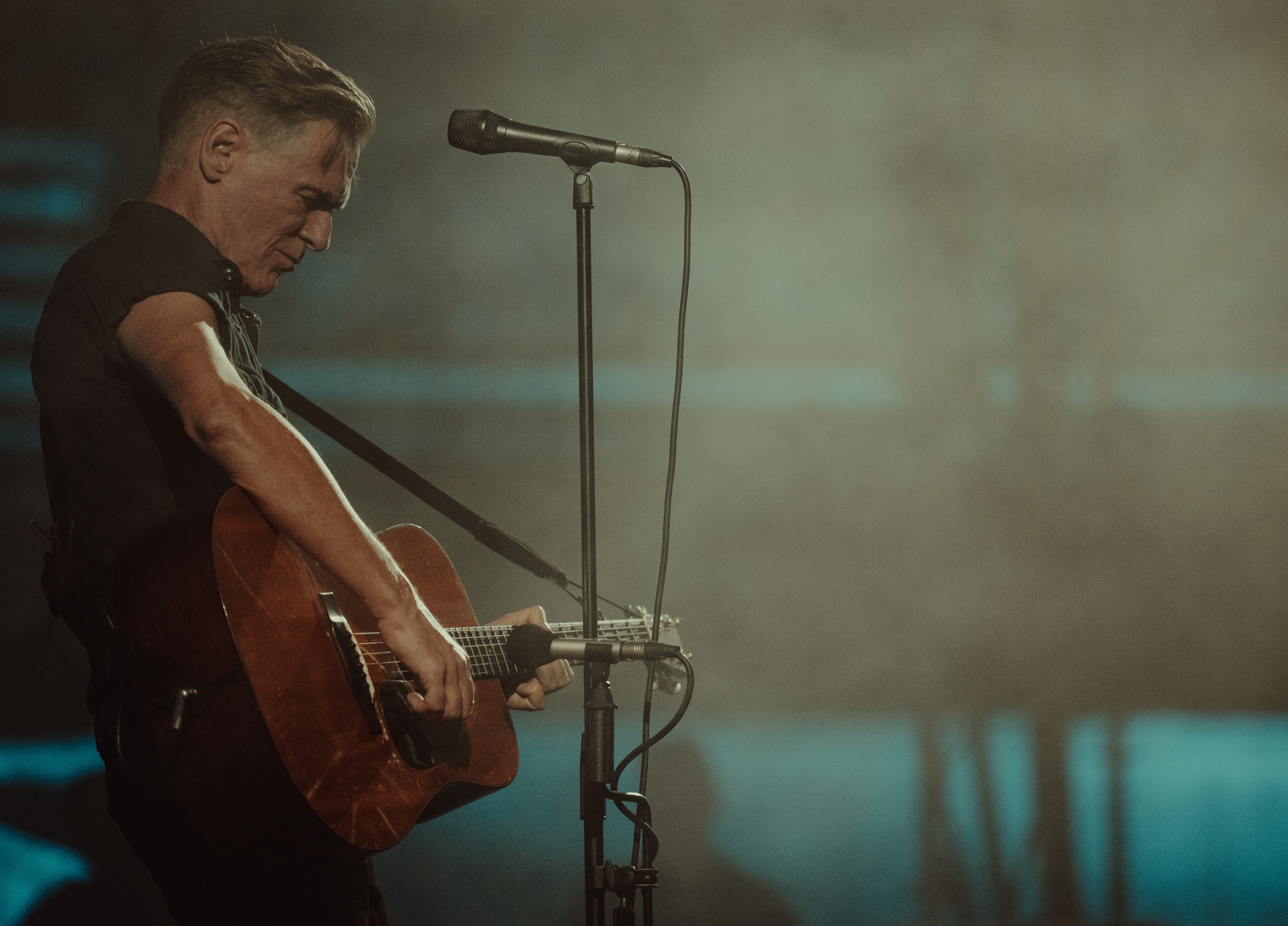 The Neumann KM 185 on acoustic guitar, combined with the built-in pickup, achieves the perfect balance of immediacy and natural tone. Photo: Katarína Orešanská