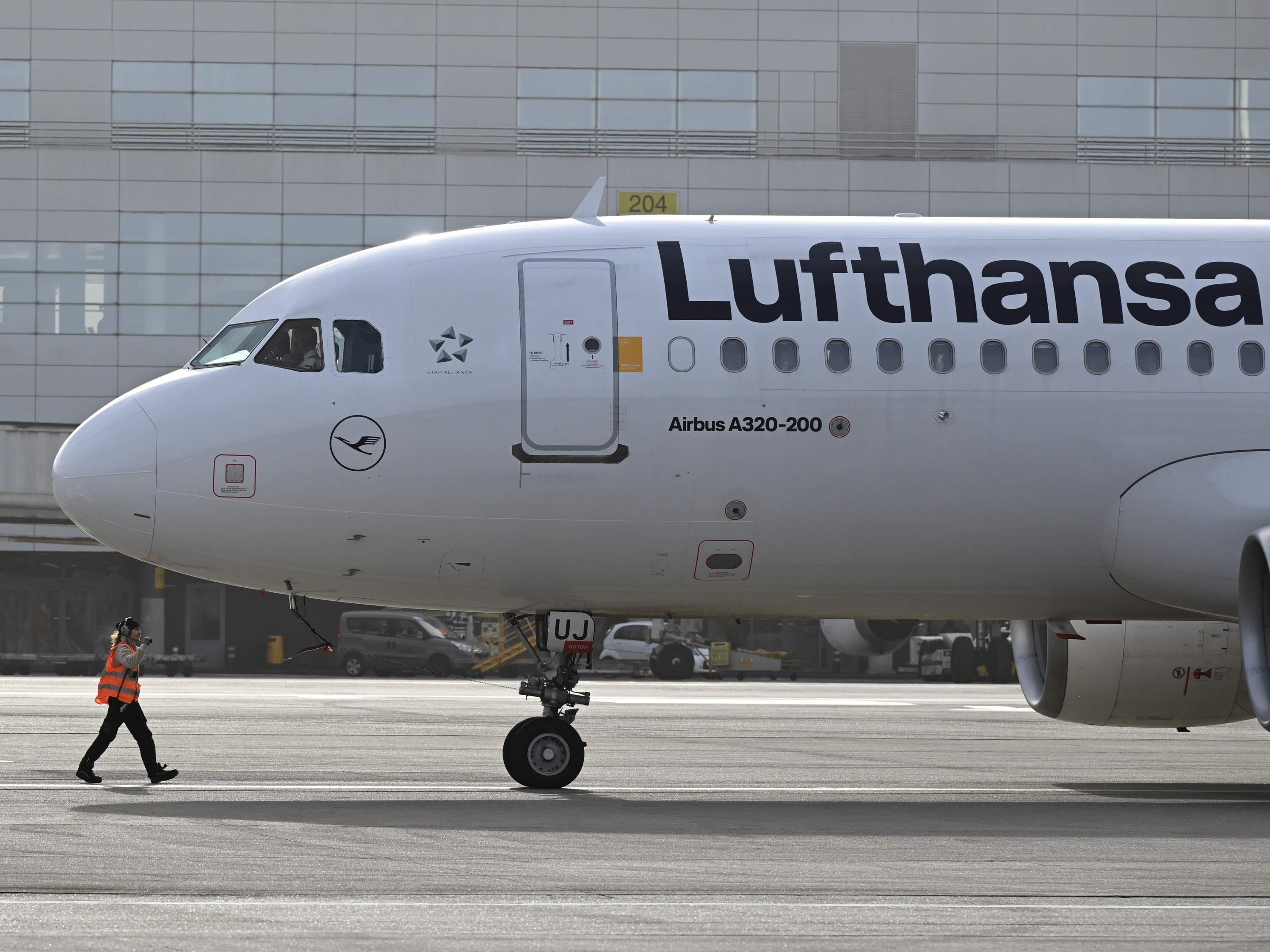 Lufthansa to cut 4,000 jobs, limited impact on Brussels Airlines
