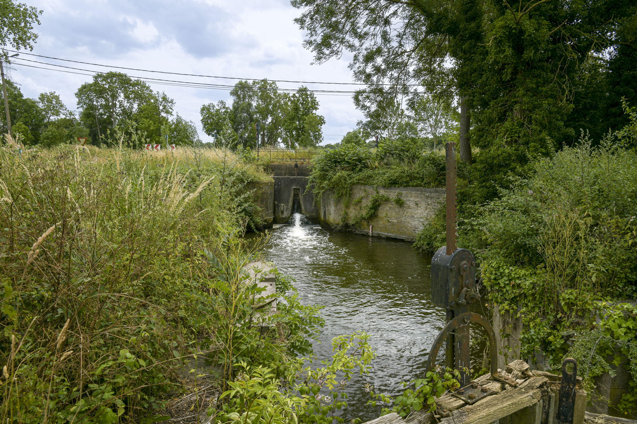 Water uit het kanaal Brugge-Oostende komt aan Twee Speyen de Oudlandpolder in. Zonder deze waterinlaat zou de polder héél vlug verdrogen en verzilten. Zo zou landbouw onmogelijk worden. Water uit het kanaal Brugge-Oostende komt aan Twee Speyen de Oudlandpolder in. Zonder deze waterinlaat zou de polder héél vlug verdrogen en verzilten. Zo zou landbouw onmogelijk worden.