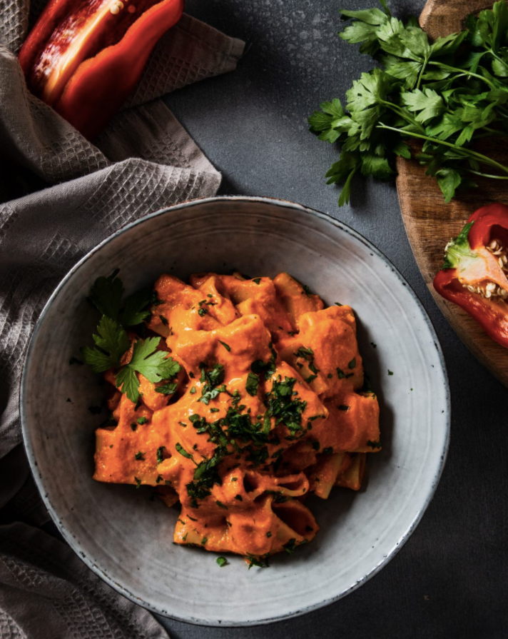 Pasta con crema de pimiento rojo
