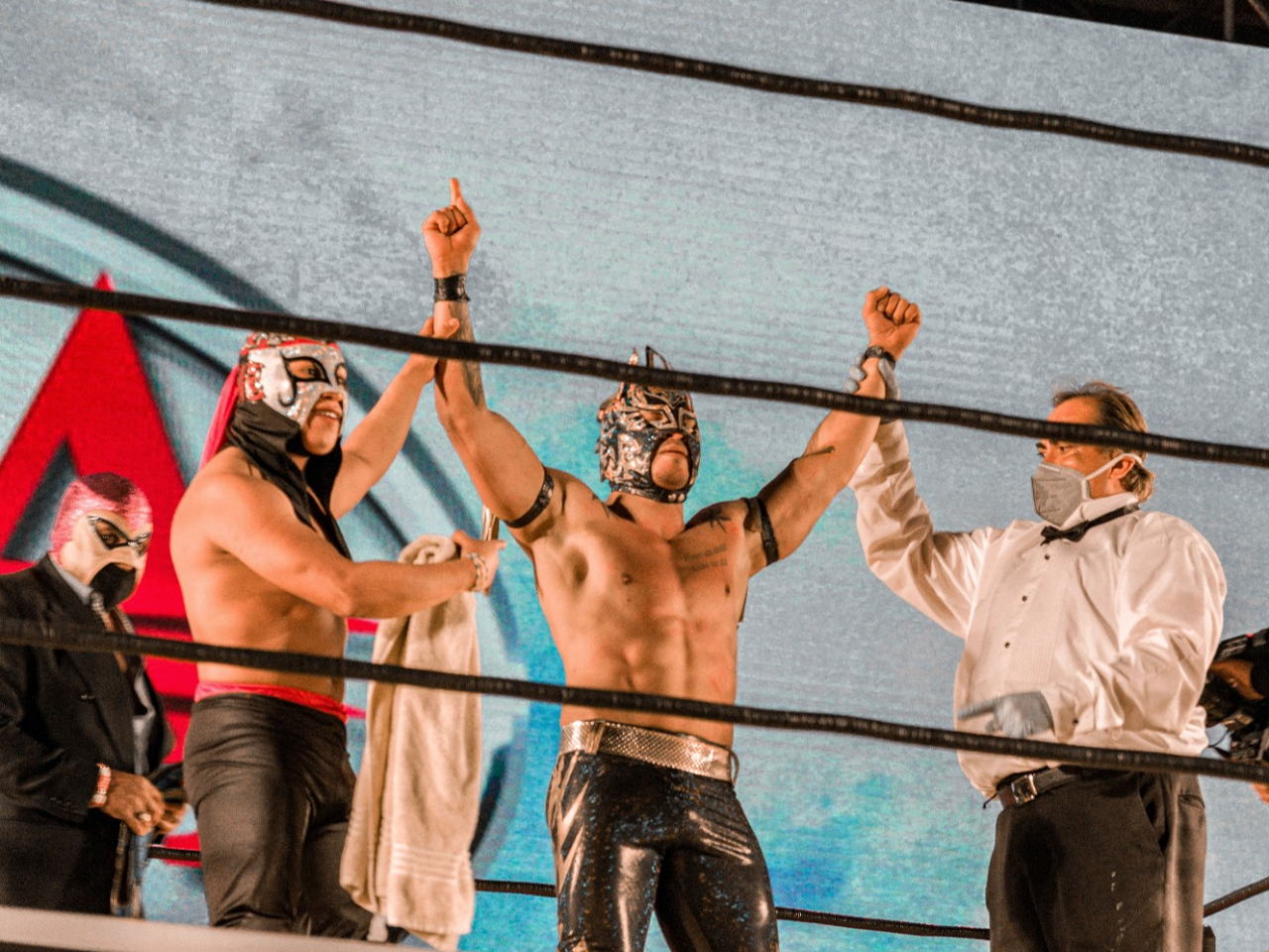 Un fin entre enmascarados, comediantes y vampiros