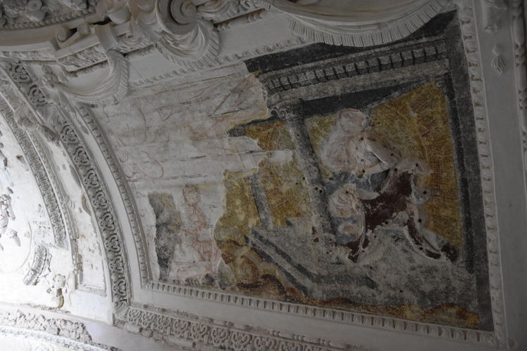 Fragment uit het stucplafond van een knielende Phaëton, na restauratie, foto Tess Thibaut