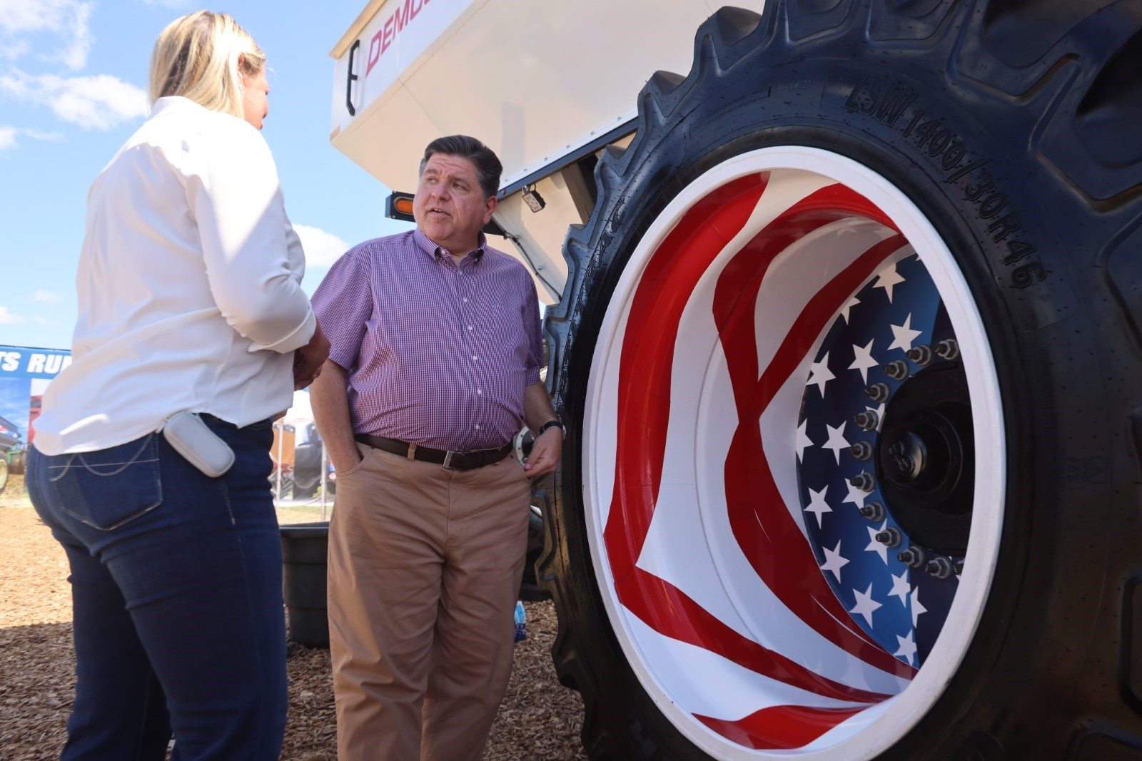 Gov. Pritzker speaks with an exhibitor at the 2025 Farm Progress Show in Decatur. (Office of the Governor)