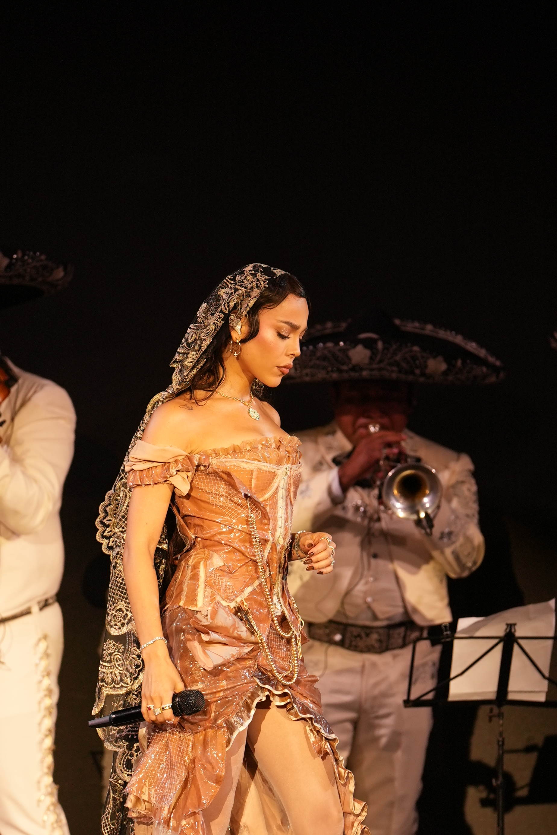 DANNA LLEVA JOYAS DE PANDORA TALISMAN DURANTE LA GALA VOGUE DÍA DE MUERTOS 2025 