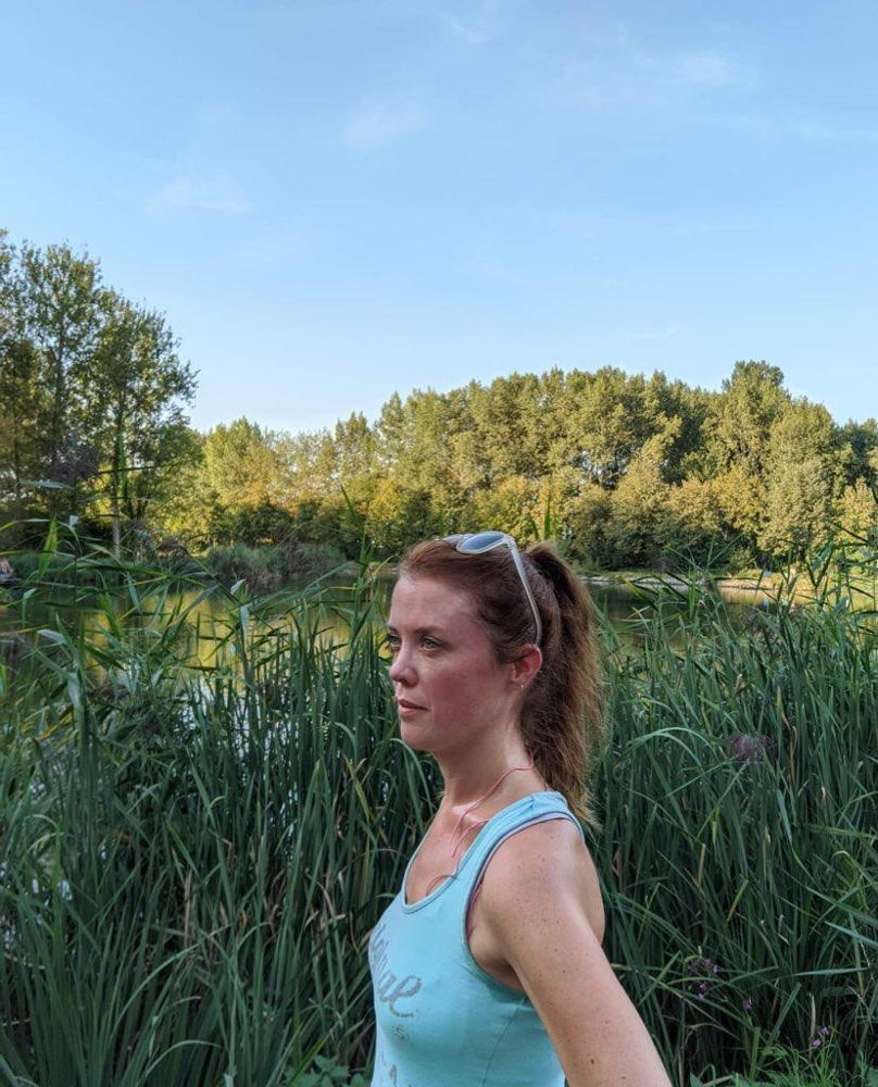 Greet Pauwels krijgt energie door te joggen.  Op het jaagpad naast de vaart in Herent, loopt ze langs het water, de bomen en de watervogels die er leven. 