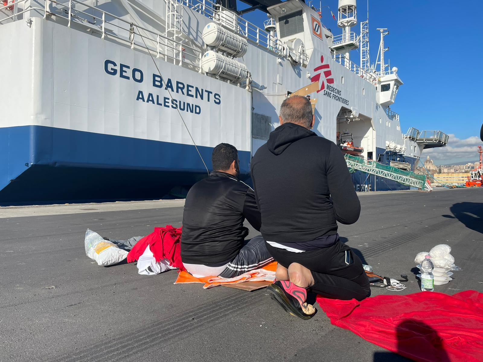 Youssouf y Ahmed (nombres ficticios) en el puerto de Catania después de lanzarse al agua desde el Geo Barents Youssouf y Ahmed (nombres ficticios) en el puerto de Catania después de lanzarse al agua desde el Geo Barents