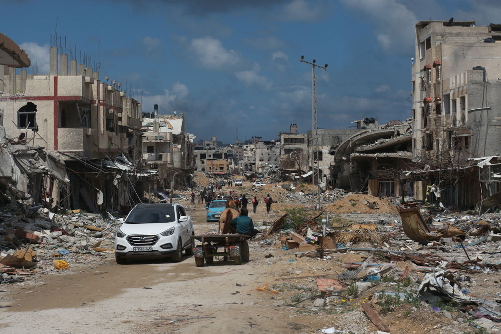 Desplazados entre edificios destruidos por la incesante violencia y los bombardeos en Gaza. 6 de mayo de 2024. © MSF