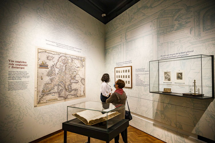 Binnenkijken in de expo 'Komt een Italiaan naar de Nederlanden' (nog tot 6/3/2022 in het Museum Plantin-Moretus) | Foto door Victoriano Moreno