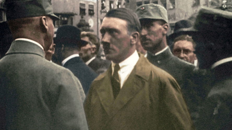 Adolf Hitler net voor de mislukte 'Bierkellerputsch' (1923) - (c) Bundesarchiv