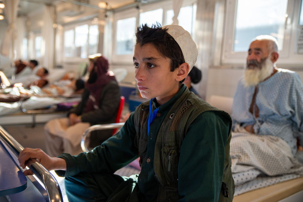 Abdul Rahman (in the front) and Shir Ali (behind) listen to a morning briefing in MSF’s male inpatient department in the Kunduz Trauma Centre in Afghanistan. Photographer: Nava Jamshidi | Location: Afghanistan | Date: 24/11/2022