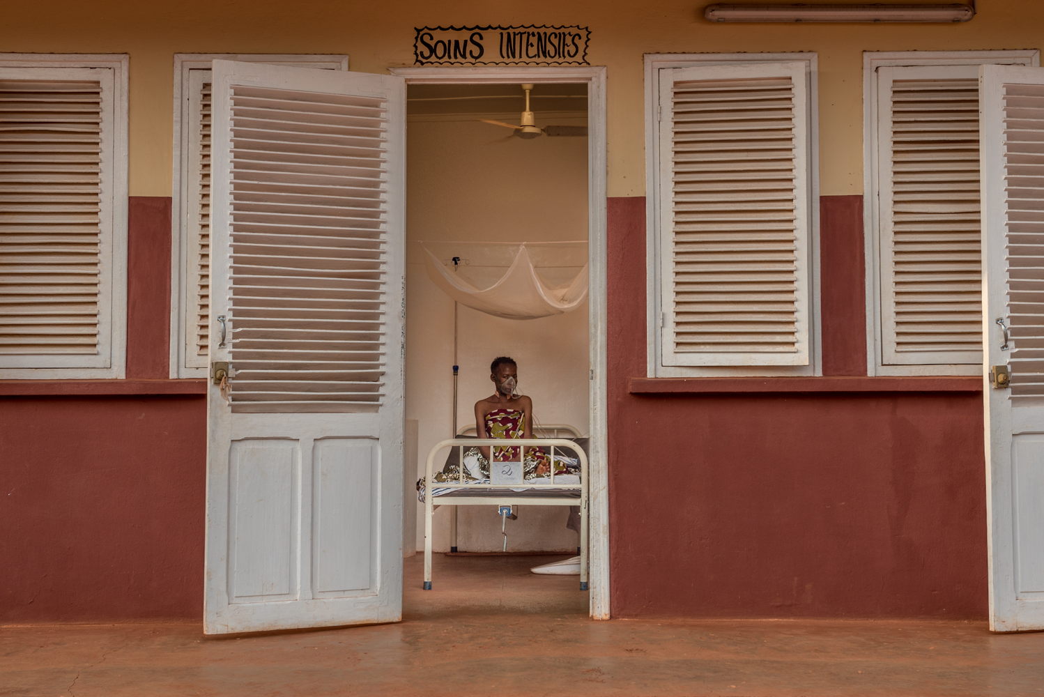 Portrait of Alphoncine, a patient in Bangassou hospital intensive care ward. She arrived to Bangassou hospital by taxi from Bakouma, a city 130km to the north. Taken 8 February, 2017, credit Borja Ruiz Rodriguez/MSF