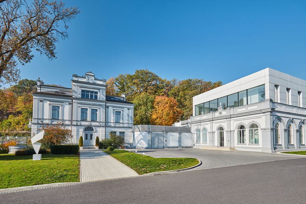 The home of ŠKODA Design is a villa built in 1890 on the Jizera River in the Česana area of Mladá Boleslav. It is now part of the modern ŠKODA AUTO Technology Centre, which was relocated to Česana in 2008 and further expanded in 2015. This is where futuristic technology and tradition are combined in an idyllic environment, creating a very special, creativity-enhancing work atmosphere.