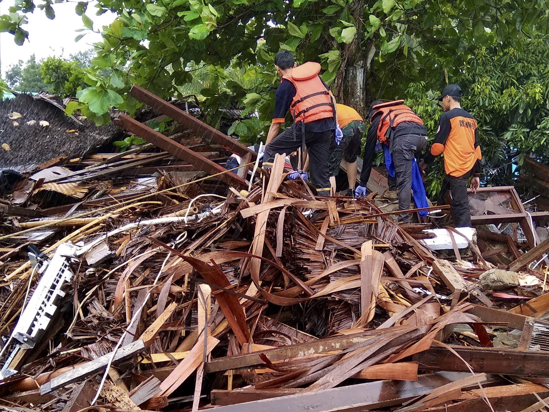 Indonesia: priorizamos los casos más graves y urgentes causados por la erupción del volcán y posterior tsunami