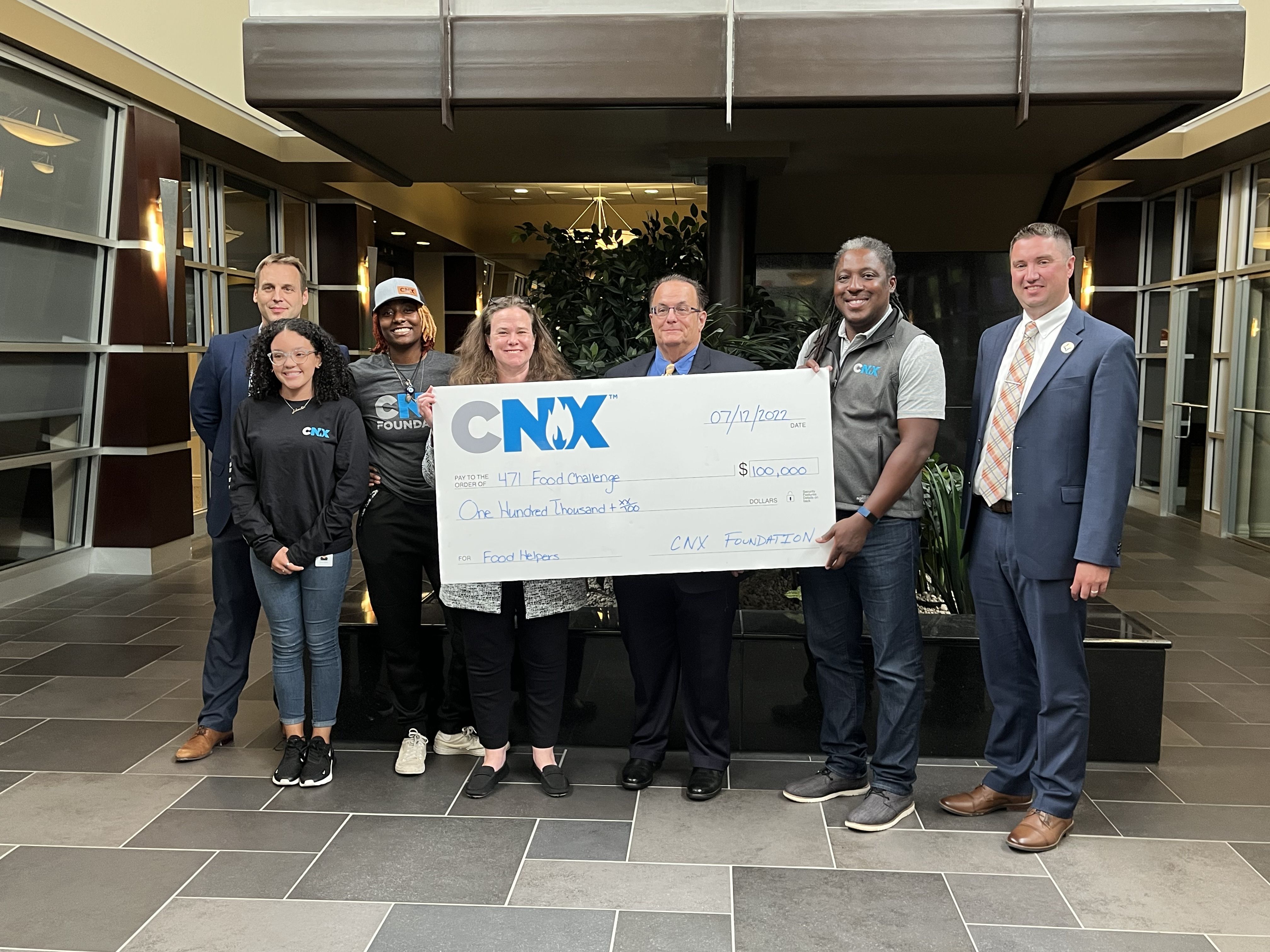 CNX Foundation Donates $100,000 to Jump-Start Fundraising Efforts for Food Helpers’ 471 Kids Challenge. ​
Pictured (Left to Right): Alan Shepard, Chief Financial Officer of CNX Resources; Jocelyn Williams, CNX Foundation and Mentorship Academy Coordinator; Zion Buford, External Affairs Coordinator of CNX Resources; Carrie Crumpton, QEP, Vice President Environmental Strategy of CNX Resources and Food Helpers Board Member; George Omiros, Chief Executive Officer of Food Helpers; Audric Dodds, CNX Director of Community Relations and Executive Director of CNX Foundation; and Chris Claspy, Food Helpers Board President