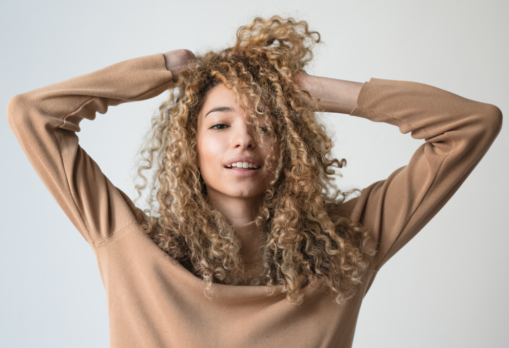 Chica curly: Cómo hidratar tus rizos para que luzcan elásticos y brillantes