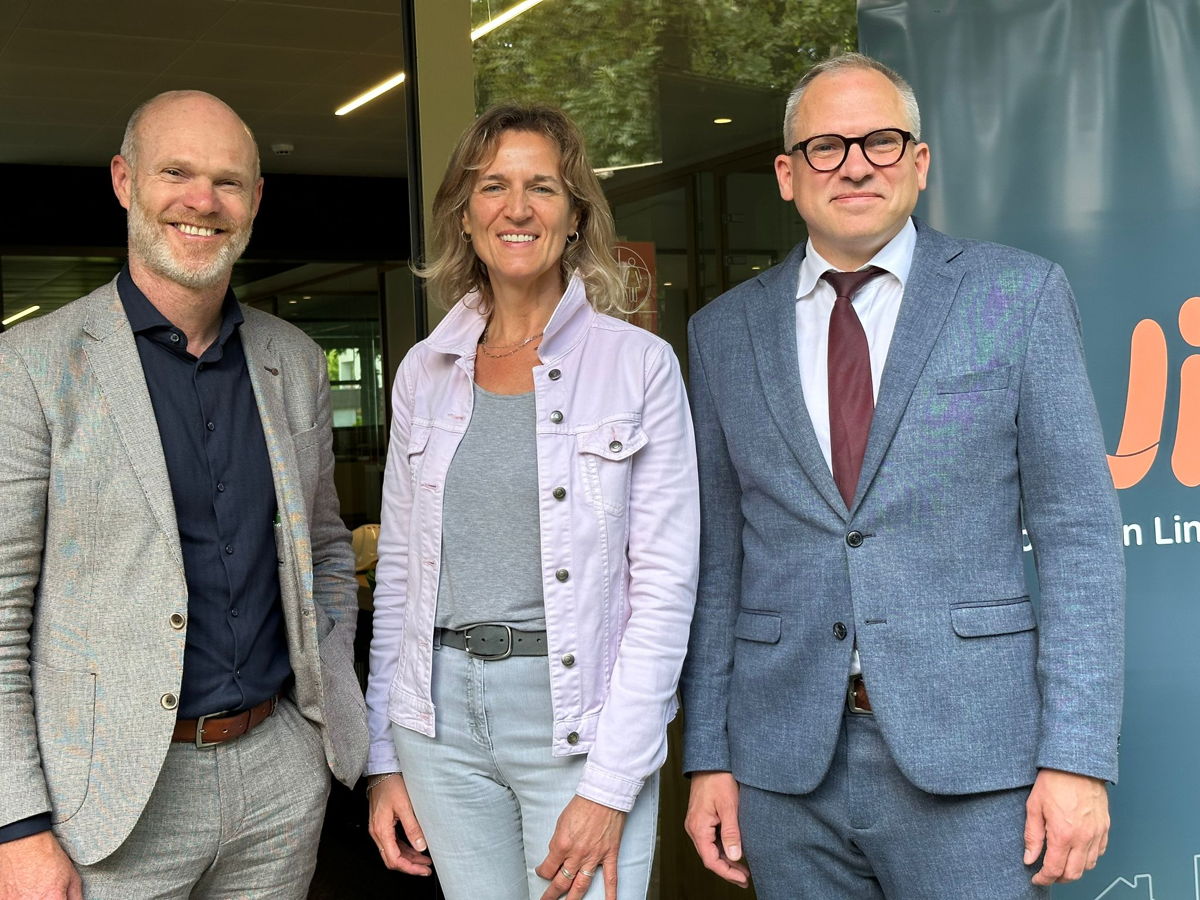 Raf Drieskens (voorzitter Wonen in Limburg), Myriam Indenkleef (nieuwe directeur Wonen in Limburg) en Matthias Diependaele (Vlaams minister van Wonen)