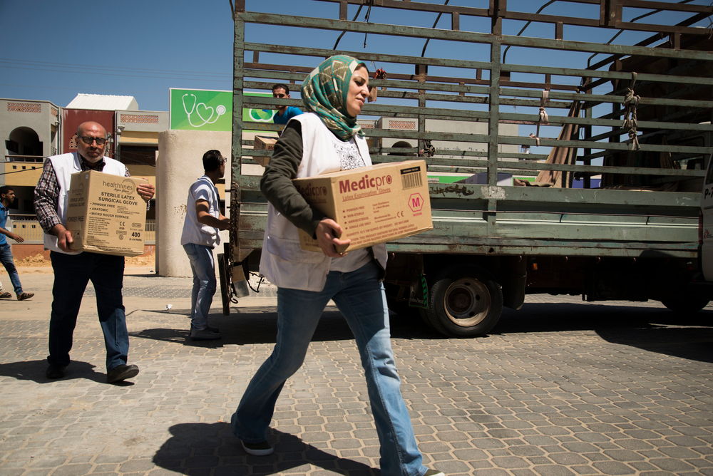 Donación de fijadores desechables y externos al hospital público de Nasser. © Aurelie Baumel/MSF 