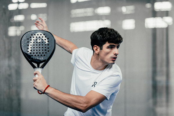 POWER ON PADEL LEAGUE ポロシャツ Swiss Sportswear Brand On Welcomes Padel Star Arturo Coello