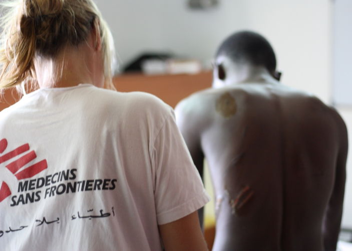 A bord de l’Aquarius, la doctoresse Erna Rijnierse soigne des blessures provenant d’actes de violence sur Anon, un jeune Nigérian. © Alva White A bord de l’Aquarius, la doctoresse Erna Rijnierse soigne des blessures provenant d’actes de violence sur Anon, un jeune Nigérian. © Alva White