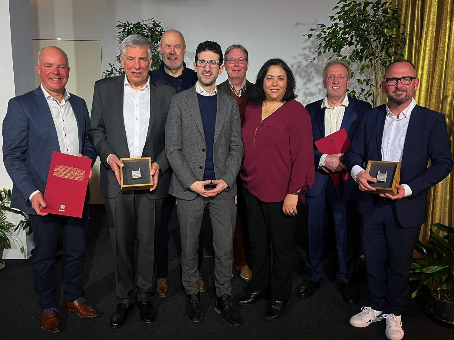 v.l.n.r ereraadslid Johan Geleyns, ereschepen Carl Devlies, ereraadslid Erik Vanderheiden, burgemeester Mohamed Ridouani, ereraadslid Hagen Goyvaerts, ereraadslid Fatiha Dahmani, ereraadslid Fons Laeremans en ereschepen David Dessers 