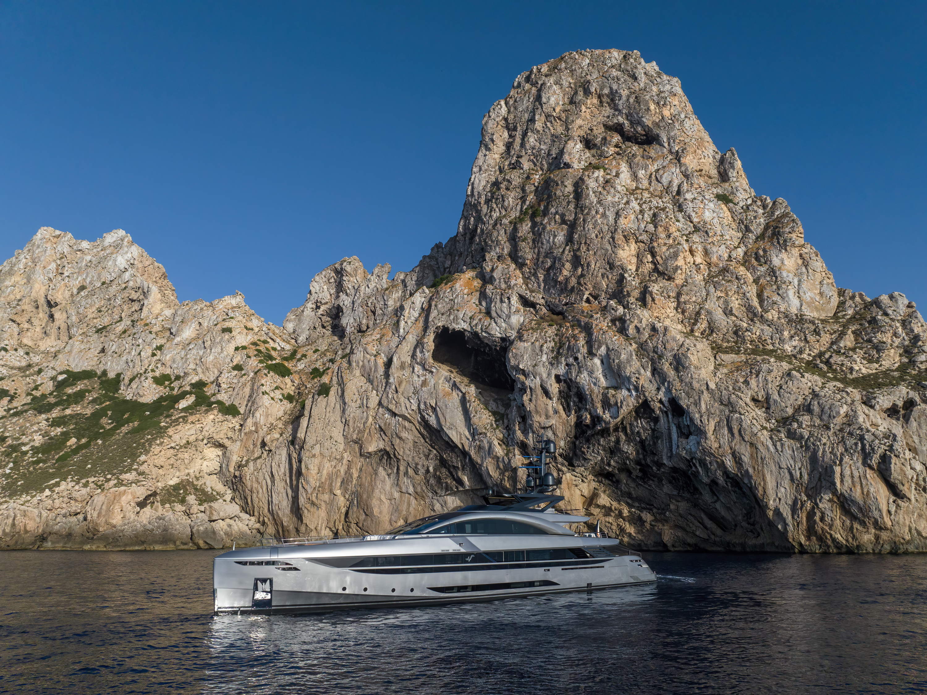 ROSSINAVI HYBRID ERA: M/Y NO STRESS TWO RAISE ANCHOR